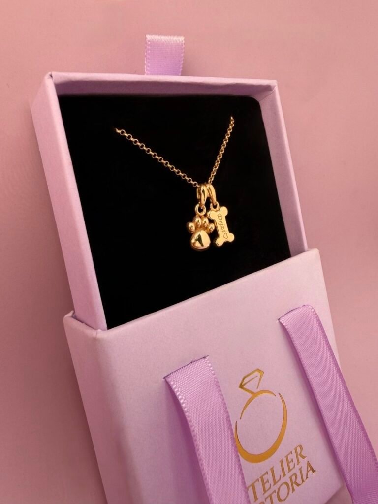 Gotowy personalizowany naszyjnik z łapką i kostką w pudełku Atelier Victoria
